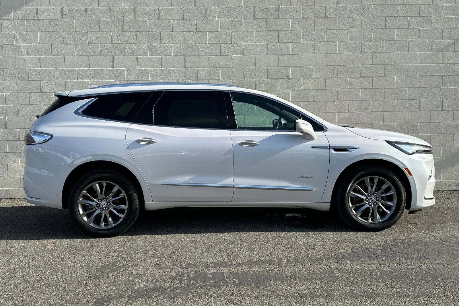 Certified 2024 Buick Enclave Avenir FWD image 3
