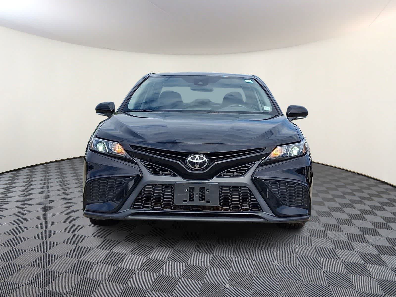 Used 2023 Toyota Camry SE FWD image 3