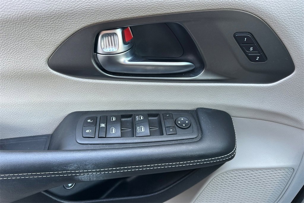 Used 2022 Chrysler Pacifica Touring-L image 8