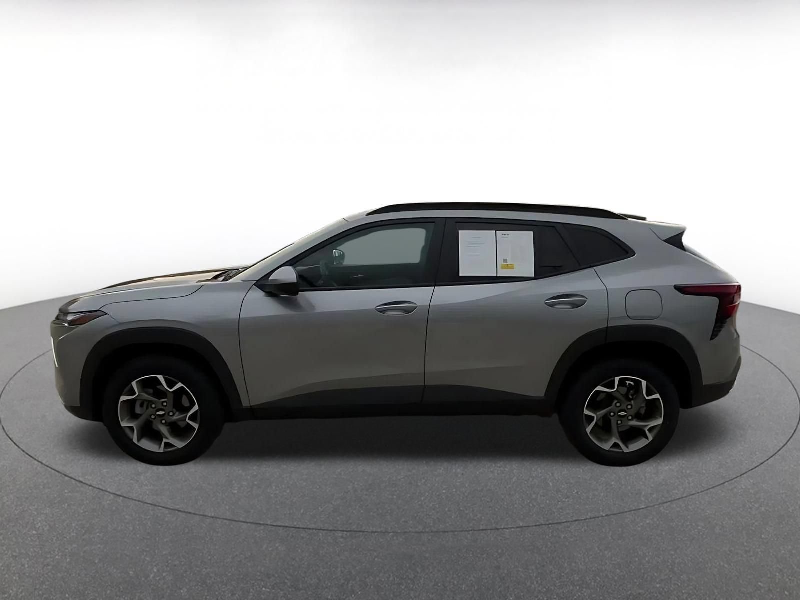 Used 2025 Chevrolet Trax LT FWD image 9