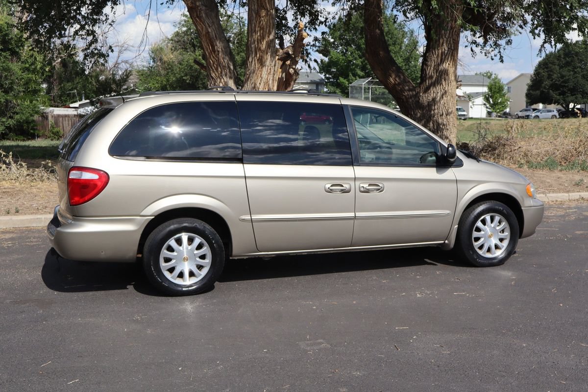 Used 2002 Chrysler Town & Country EX FWD image 4