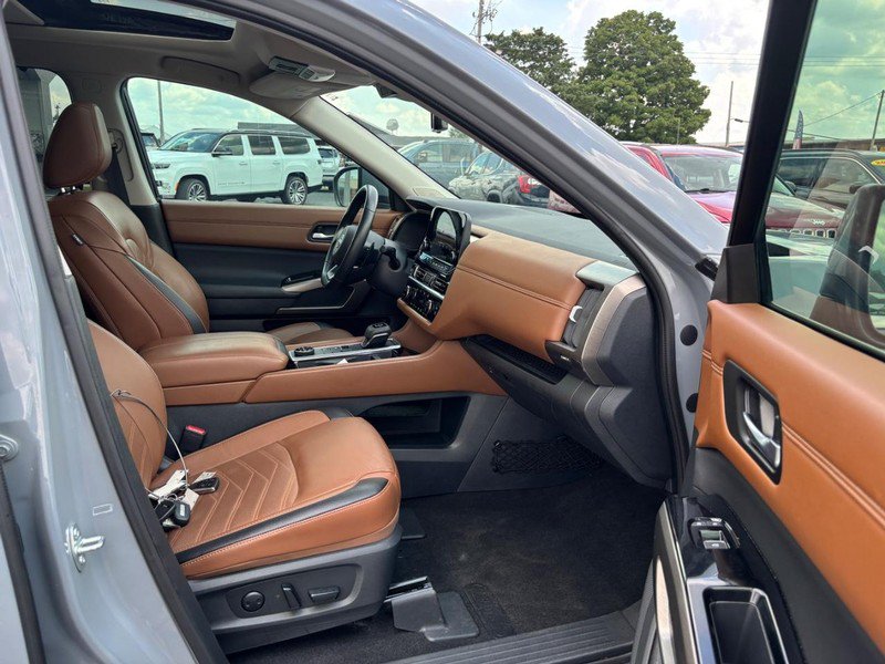 Used 2024 Nissan Pathfinder Platinum AWD/4WD image 11