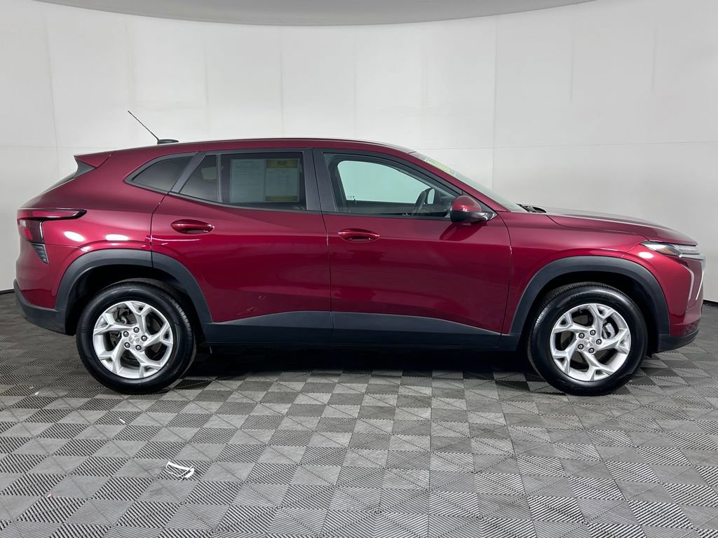 Used 2024 Chevrolet Trax LS w/ LS Convenience Package FWD image 5