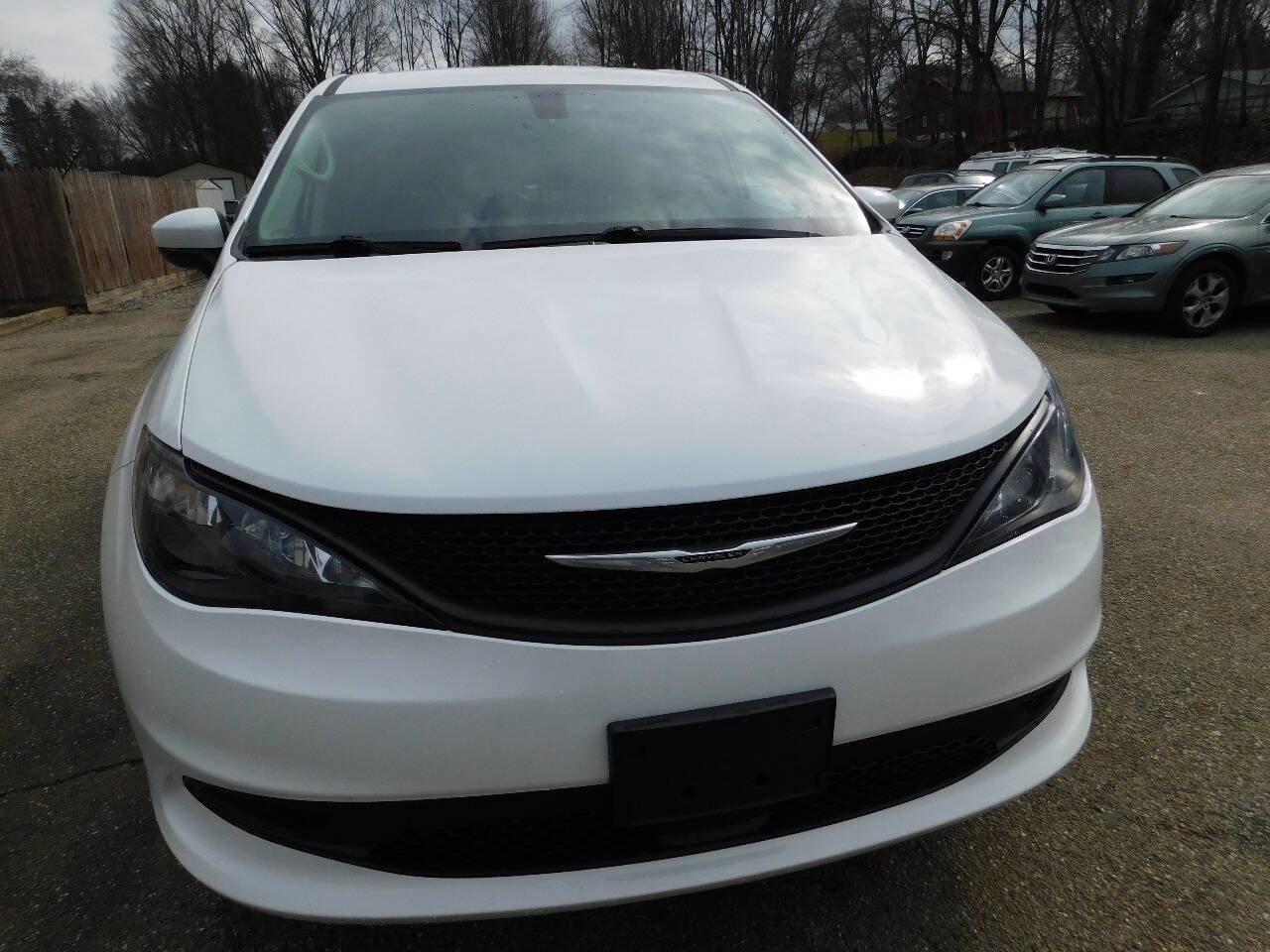 Used 2022 Chrysler Voyager LX image 9