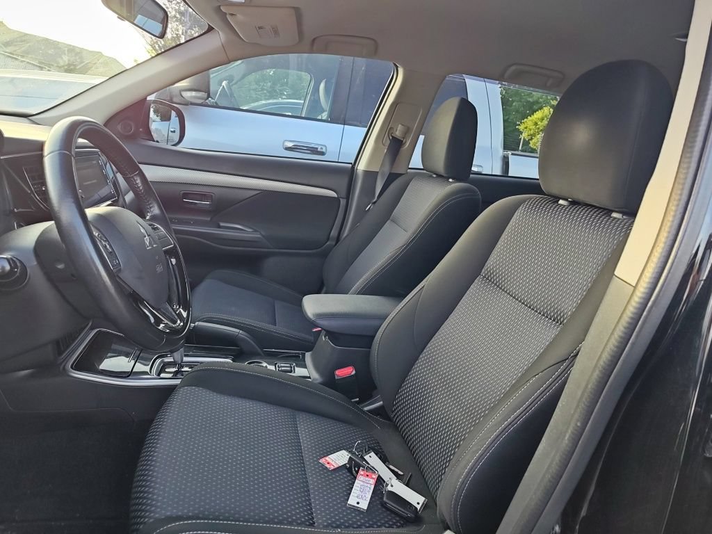 Used 2017 Mitsubishi Outlander SE FWD image 6