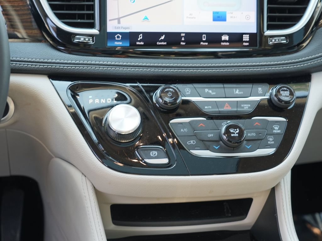 Used 2023 Chrysler Pacifica Limited FWD image 22