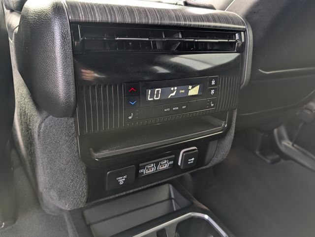 Used 2024 Jeep Wagoneer Series III AWD/4WD image 16