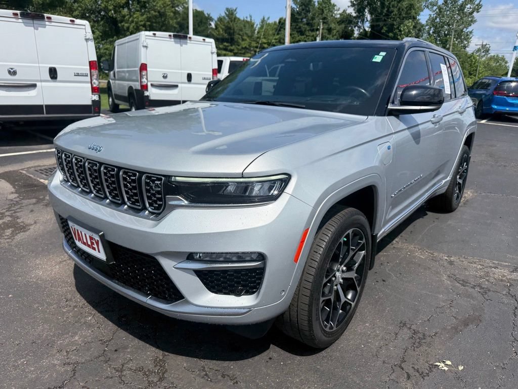 Used 2023 Jeep Grand Cherokee Summit AWD/4WD image 8