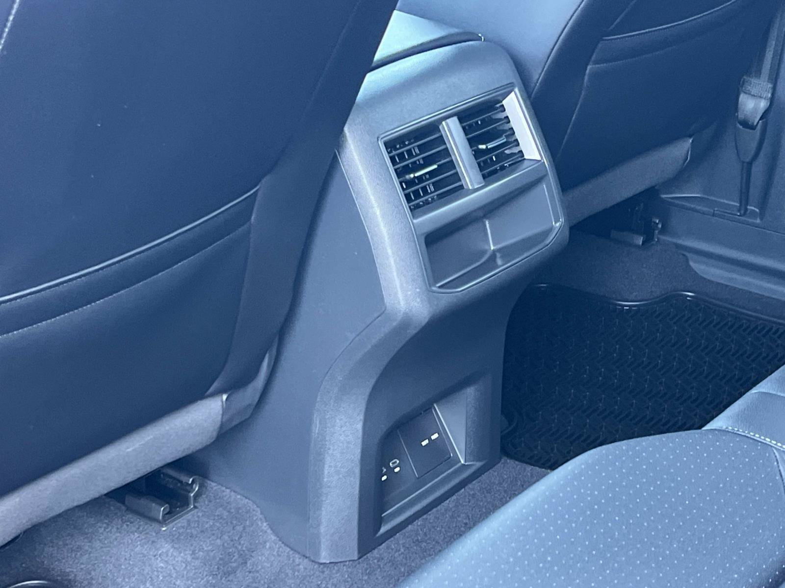 Certified 2021 Volkswagen Atlas Cross Sport SE w/ Panoramic Sunroof Package FWD image 23