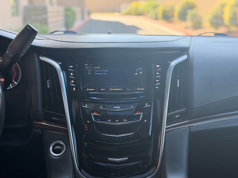 Used 2019 Cadillac Escalade Luxury AWD/4WD image 19