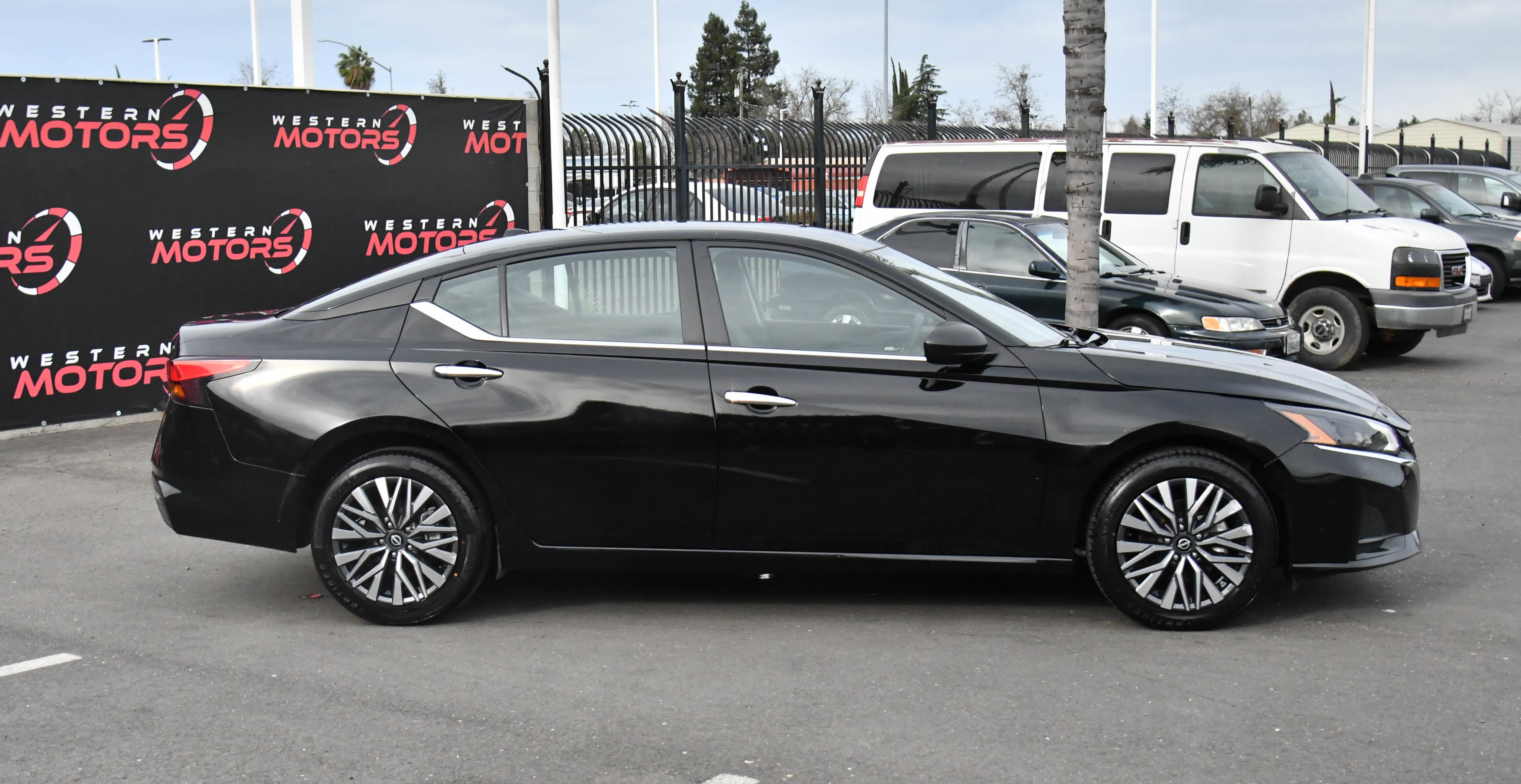 Used 2024 Nissan Altima 2.5 SV image 9