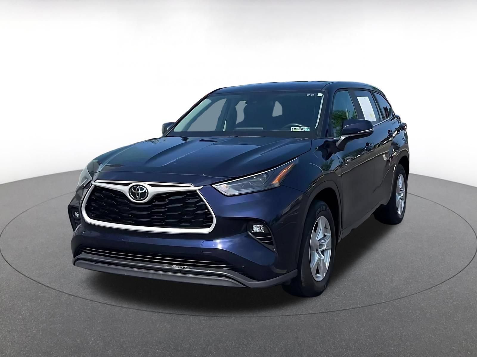 Used 2025 Toyota Highlander LE FWD image 4