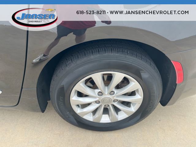 Used 2018 Chrysler Pacifica Touring-L Plus FWD image 32