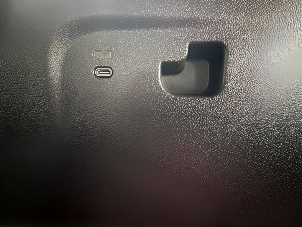 Used 2026 GMC Acadia Elevation w/ Elevation Premium Package FWD image 31