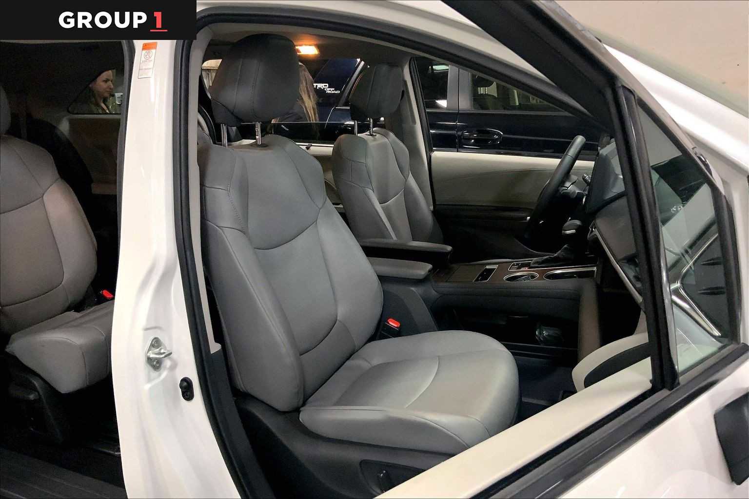 Used 2024 Toyota Sienna XLE w/ XLE Plus Package image 9