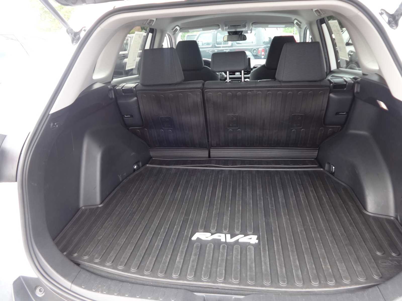 Used 2022 Toyota RAV4 LE image 9