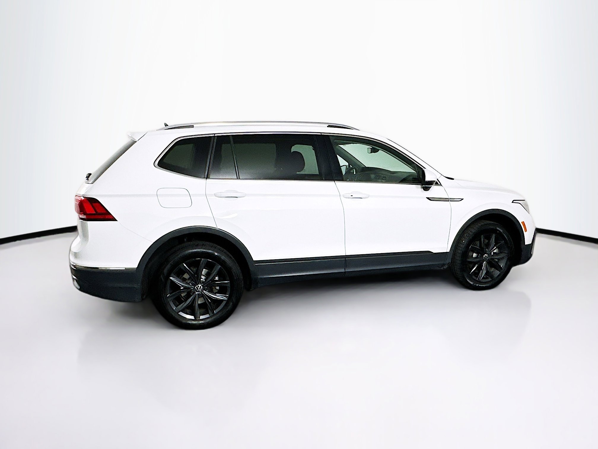 Used 2024 Volkswagen Tiguan SE image 10