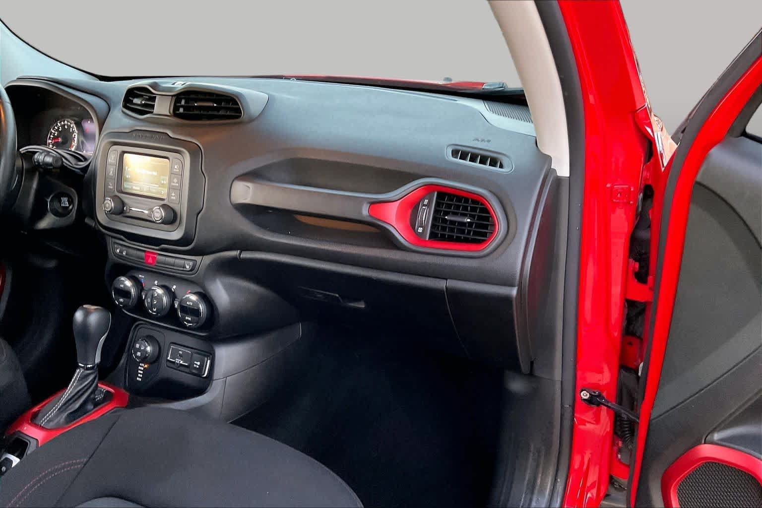 Used 2015 Jeep Renegade Trailhawk w/ Popular Equipment Group AWD/4WD image 17