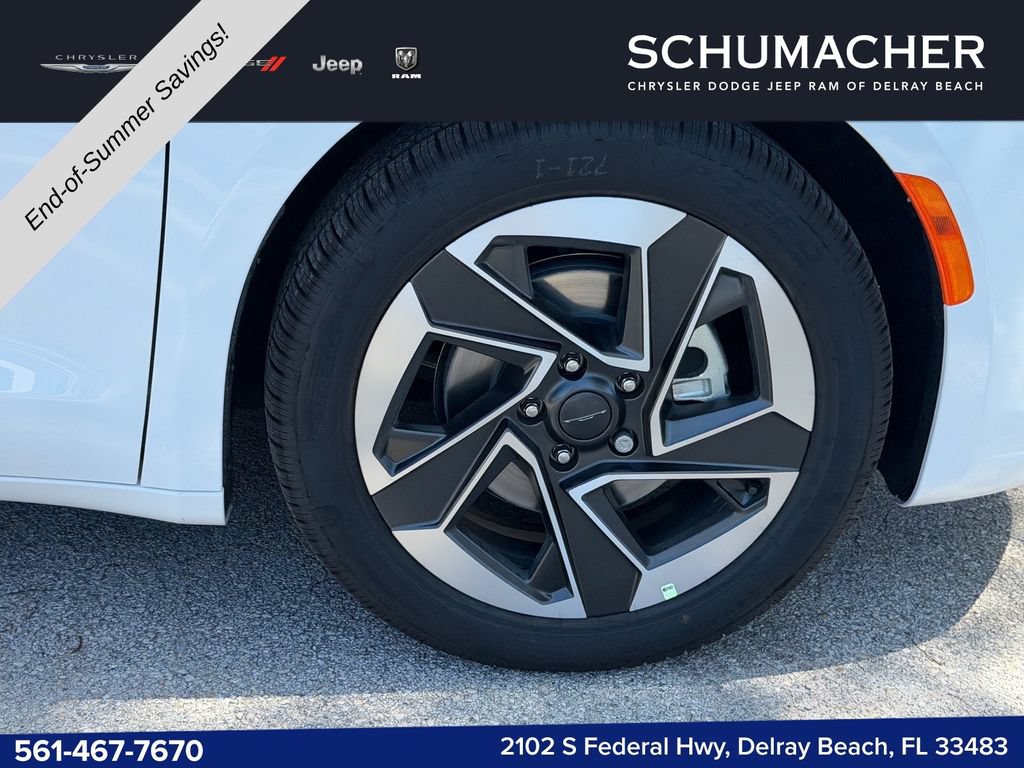 New 2027 Chrysler Pacifica Limited FWD image 9