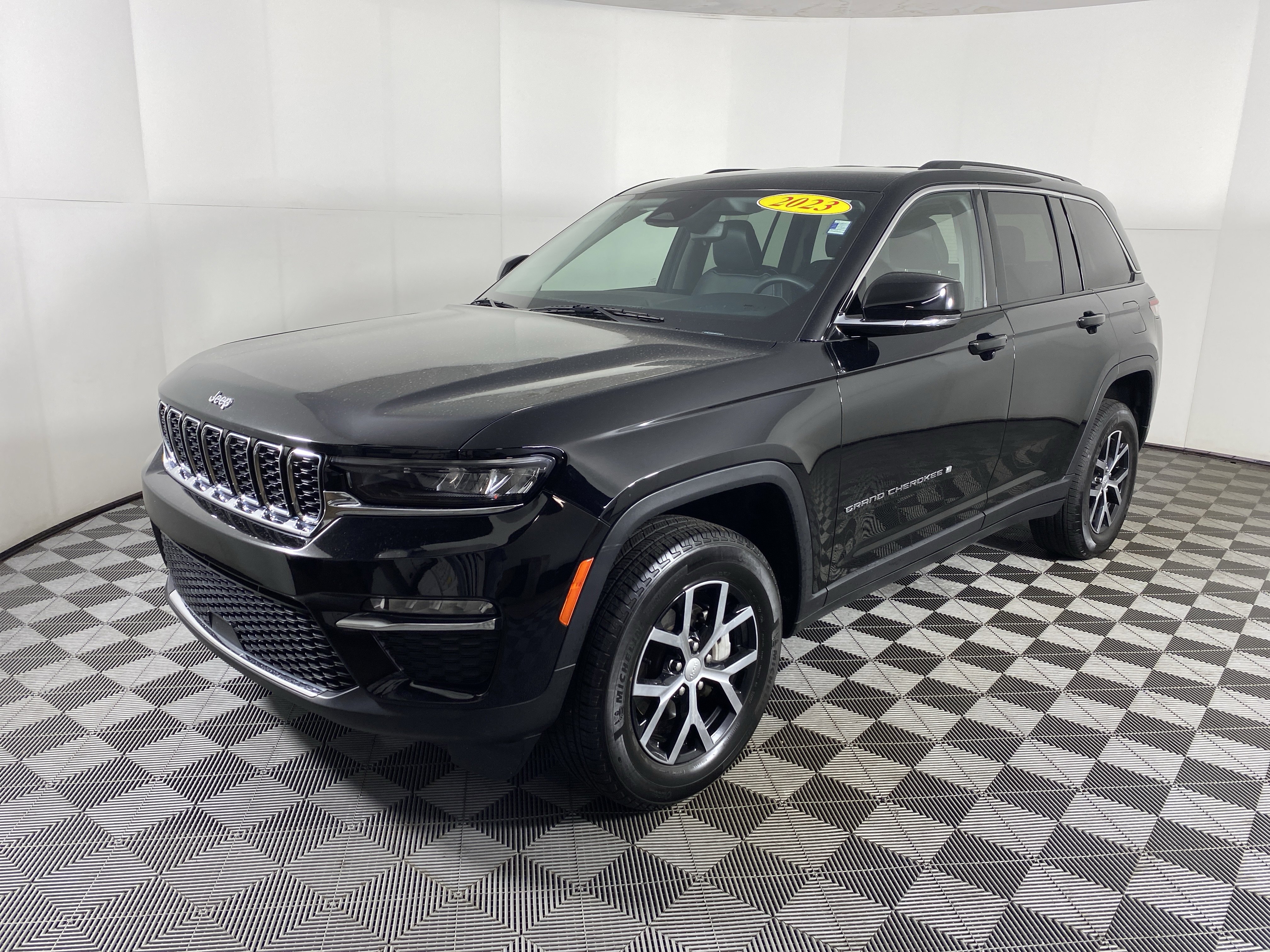 Used 2023 Jeep Grand Cherokee Limited AWD/4WD image 11