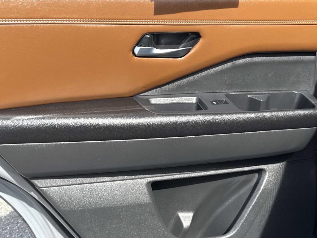 Used 2023 Nissan Pathfinder Platinum w/ Cargo Package image 14