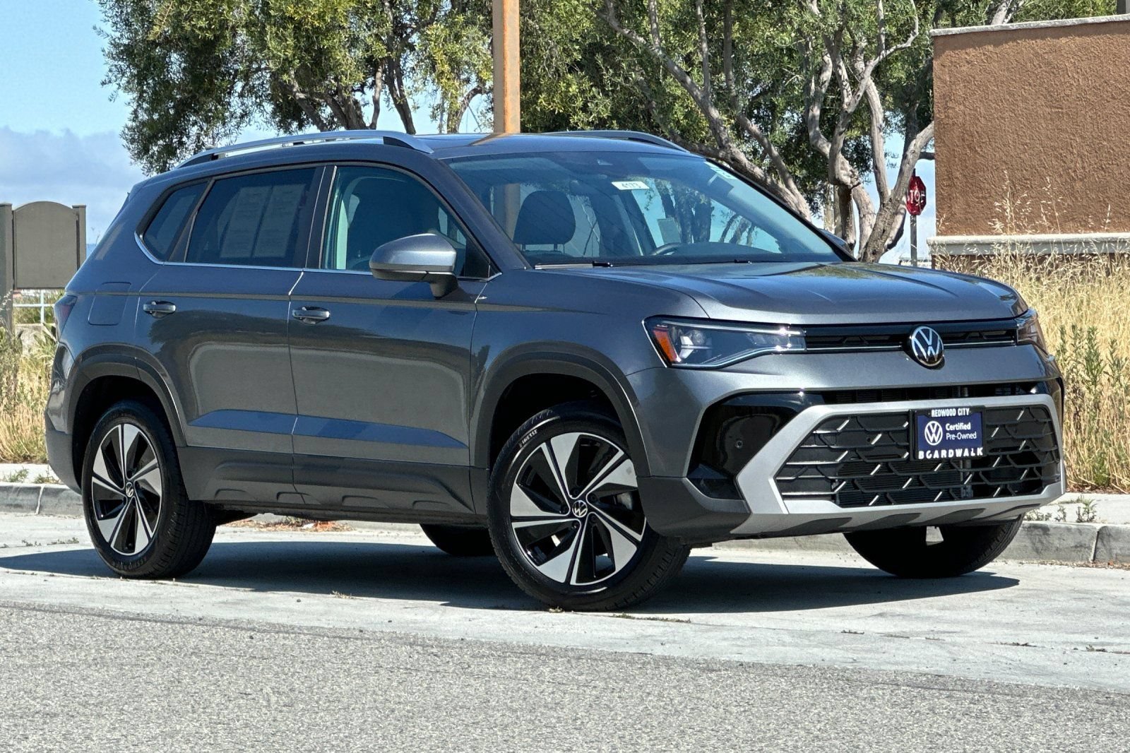 Certified 2026 Volkswagen Taos SE w/ Panoramic Sunroof Package AWD/4WD image 2