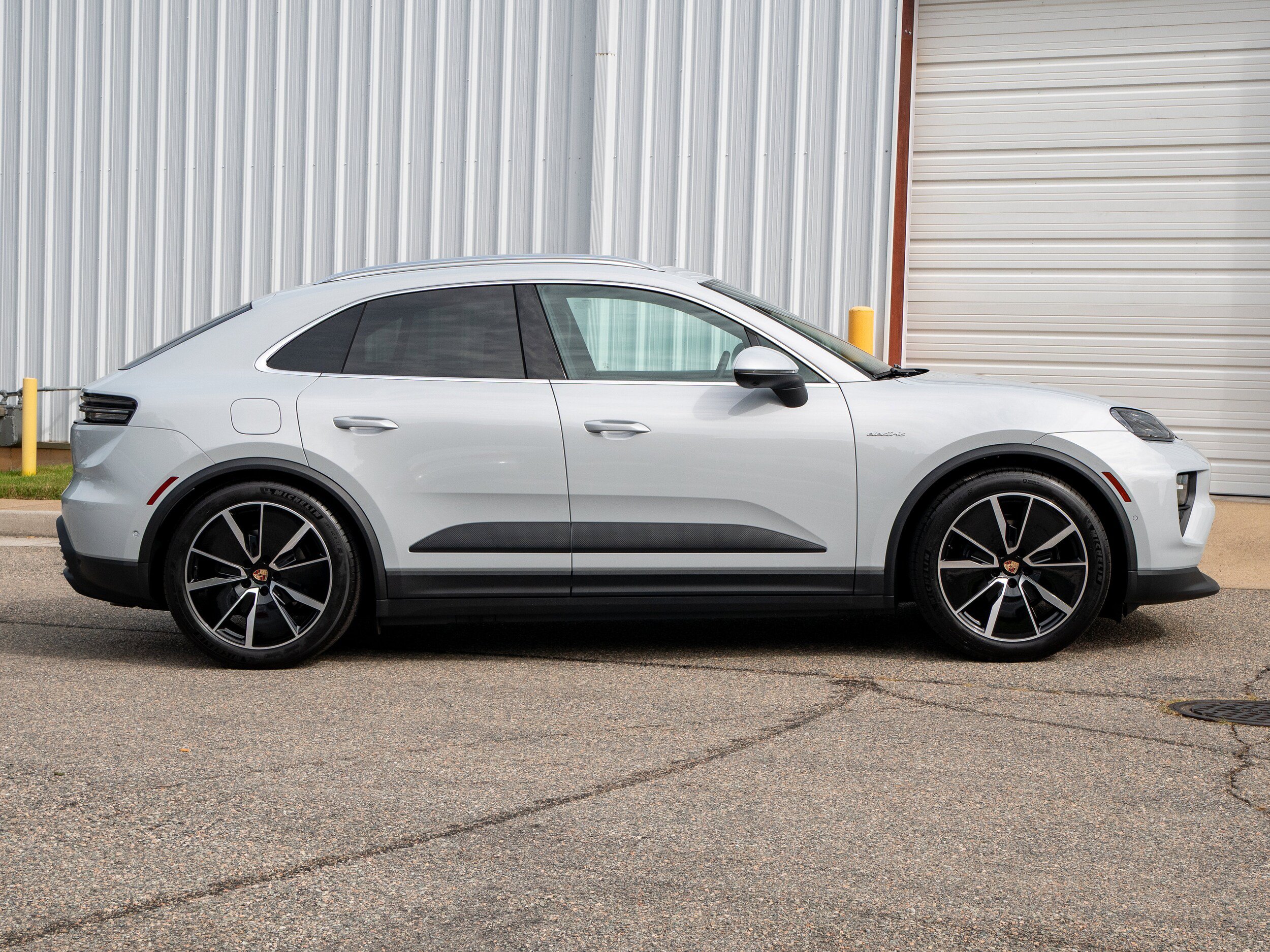 New 2025 Porsche Macan Electric RWD image 8