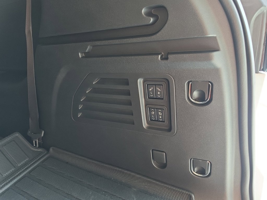 Used 2025 Chevrolet Traverse RS w/ LPO, Floor Liner Package FWD image 51