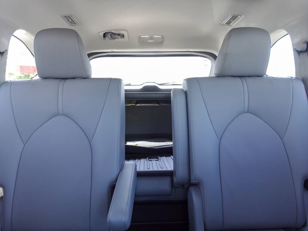Used 2023 Toyota Highlander Limited image 16