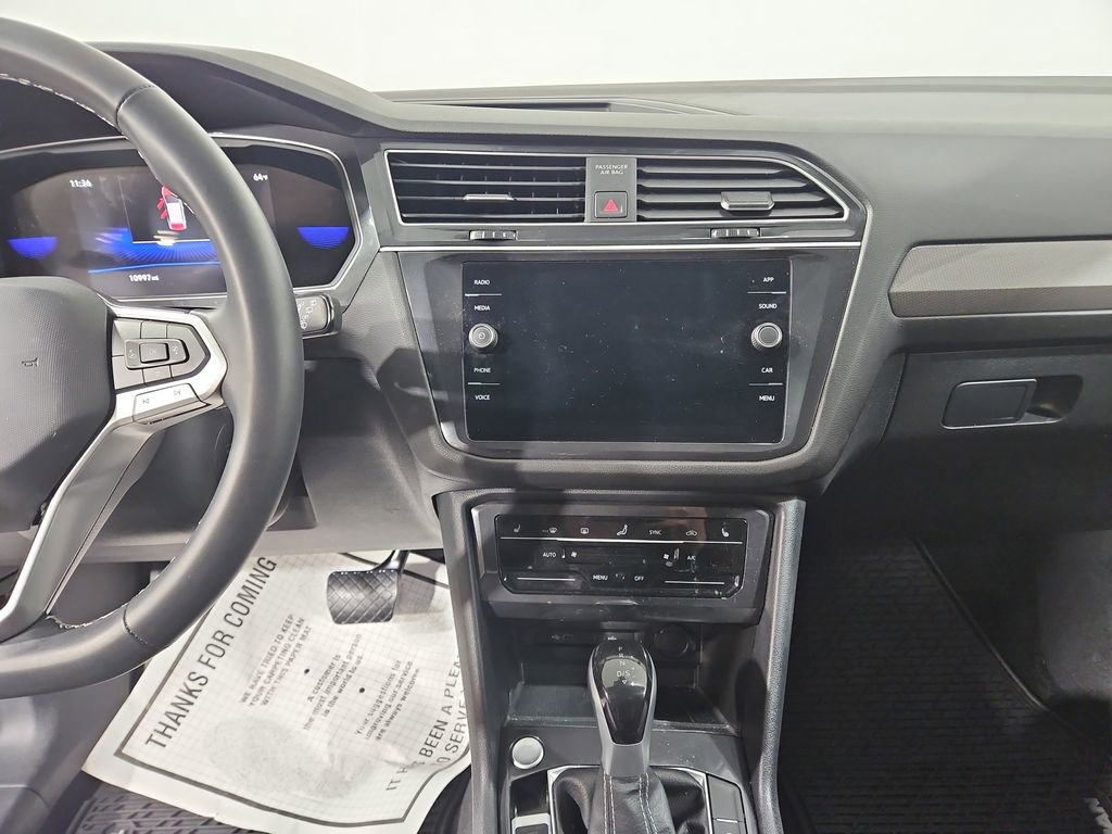 Certified 2024 Volkswagen Tiguan SE w/ Panoramic Sunroof Package image 20