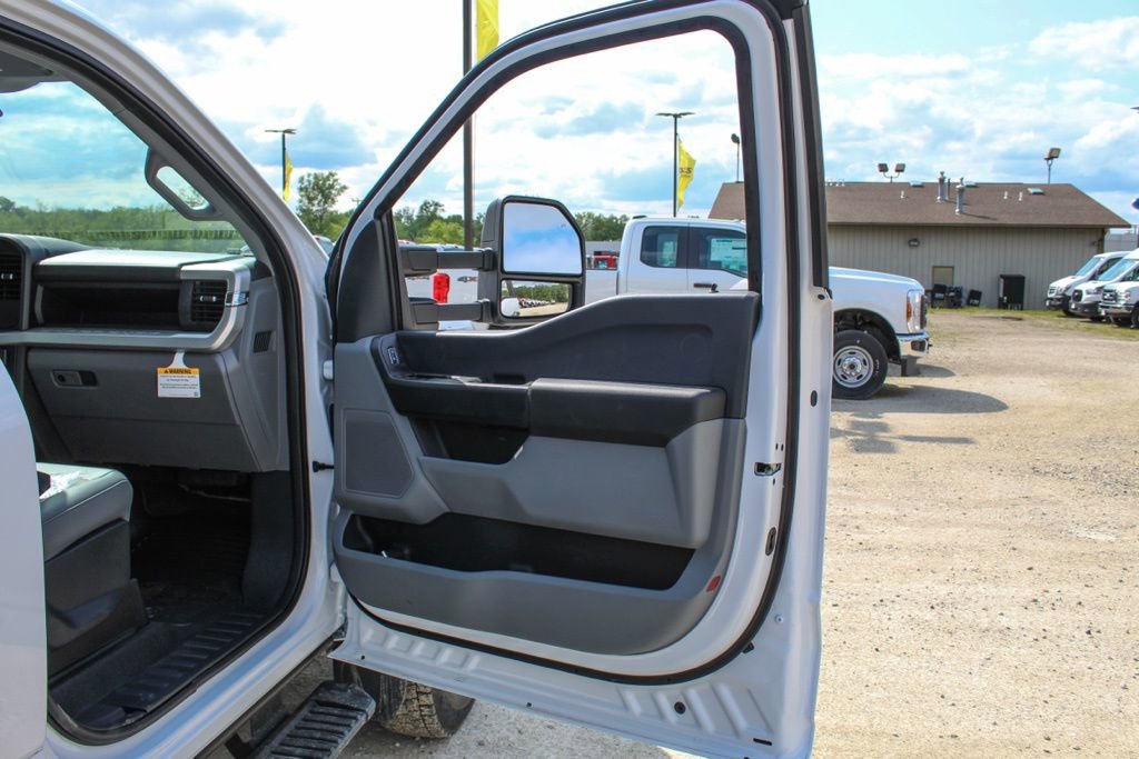 New 2025 Ford F550 4x4 Regular Cab Super Duty image 11