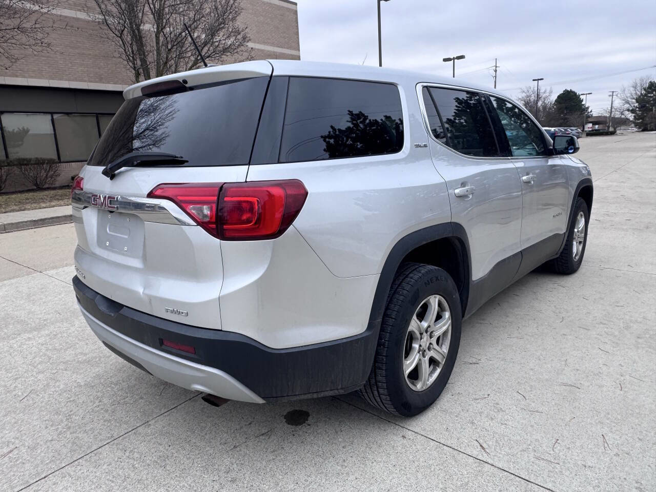 Used 2017 GMC Acadia SLE AWD/4WD image 5