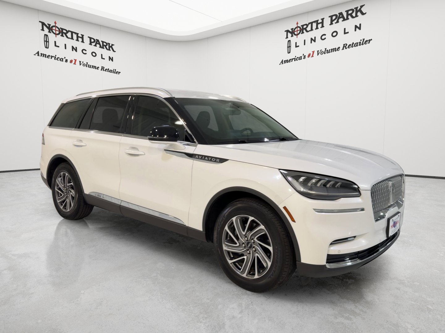 Used 2024 Lincoln Aviator 2WD image 3