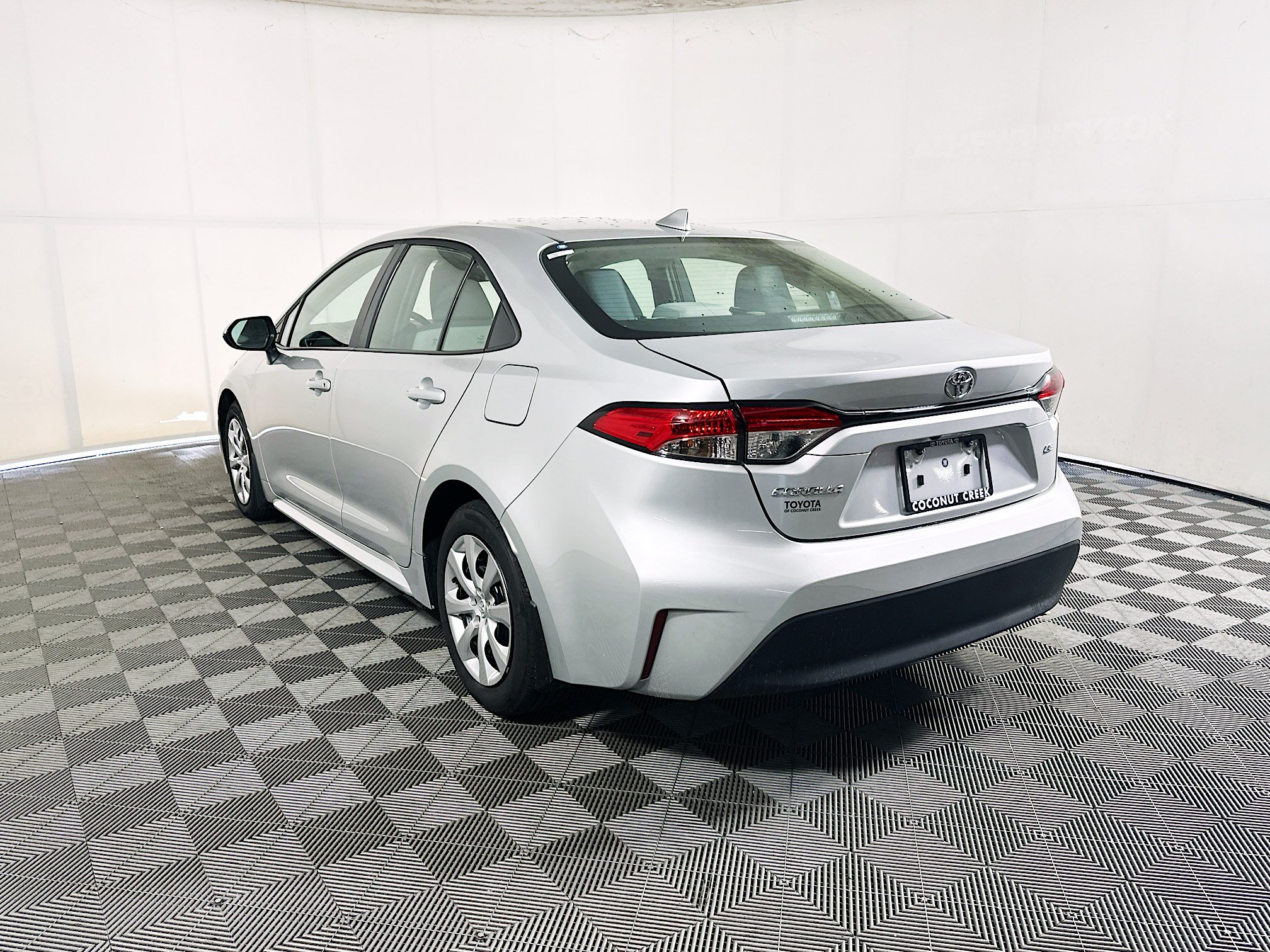 Certified 2025 Toyota Corolla LE FWD image 5