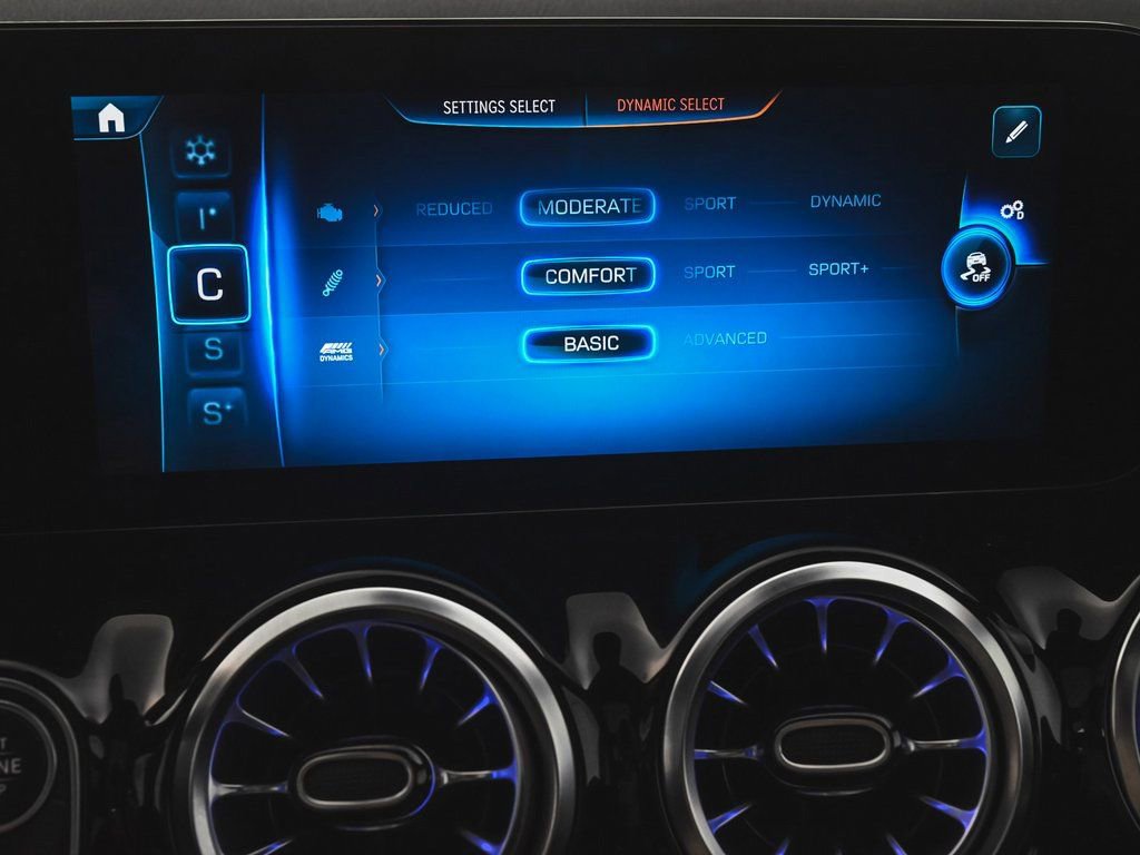 Used 2024 Mercedes-Benz GLA 35 AMG 4MATIC image 25