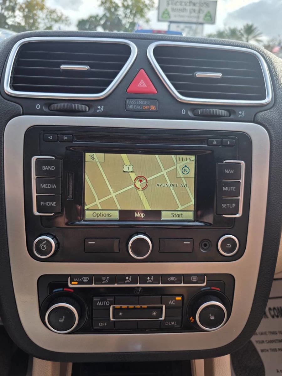 Used 2012 Volkswagen Eos Lux FWD image 23