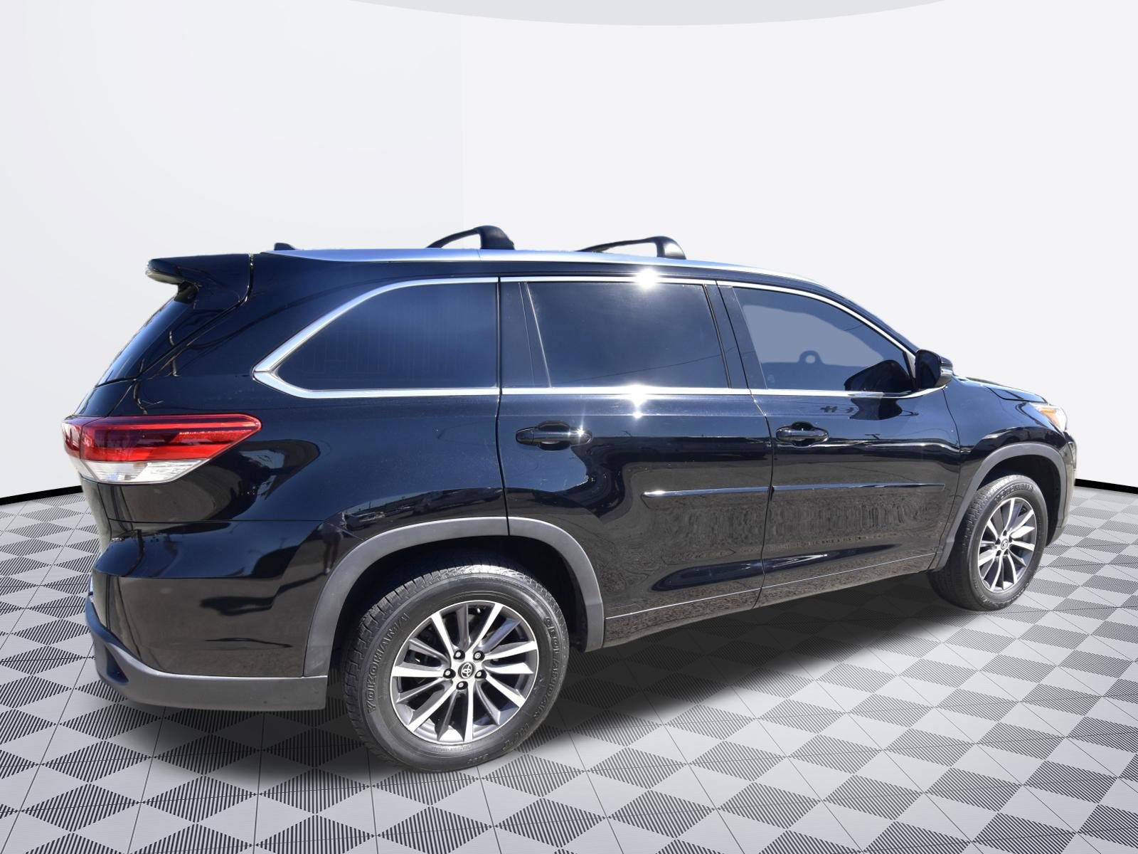 Used 2017 Toyota Highlander XLE FWD image 3