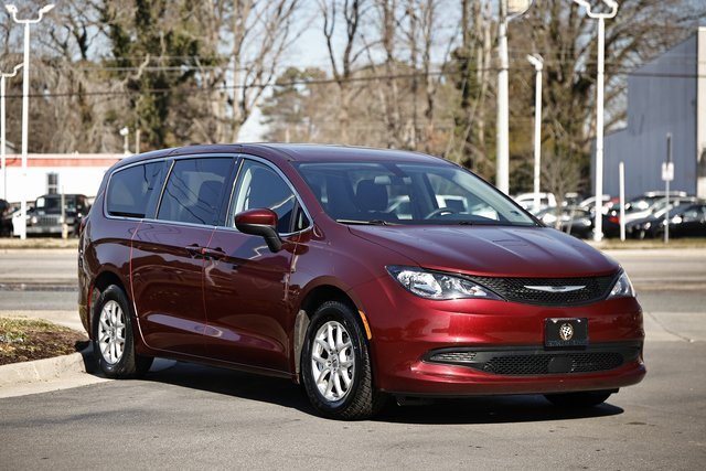 Used 2022 Chrysler Voyager LX image 11