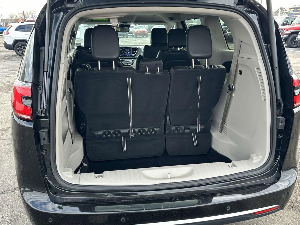Used 2023 Chrysler Pacifica Touring-L image 10