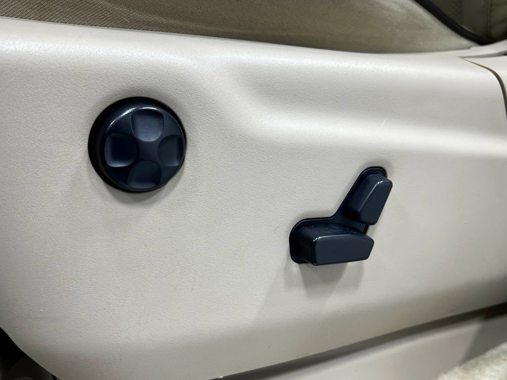 Used 2018 Jeep Grand Cherokee Overland AWD/4WD image 17