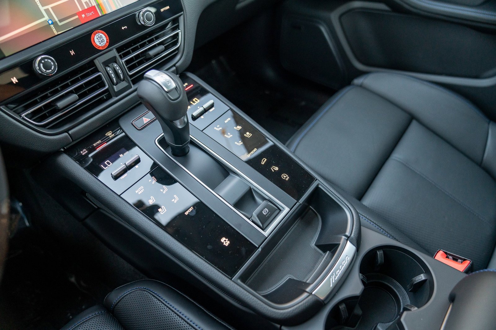 Certified 2026 Porsche Macan AWD/4WD image 21
