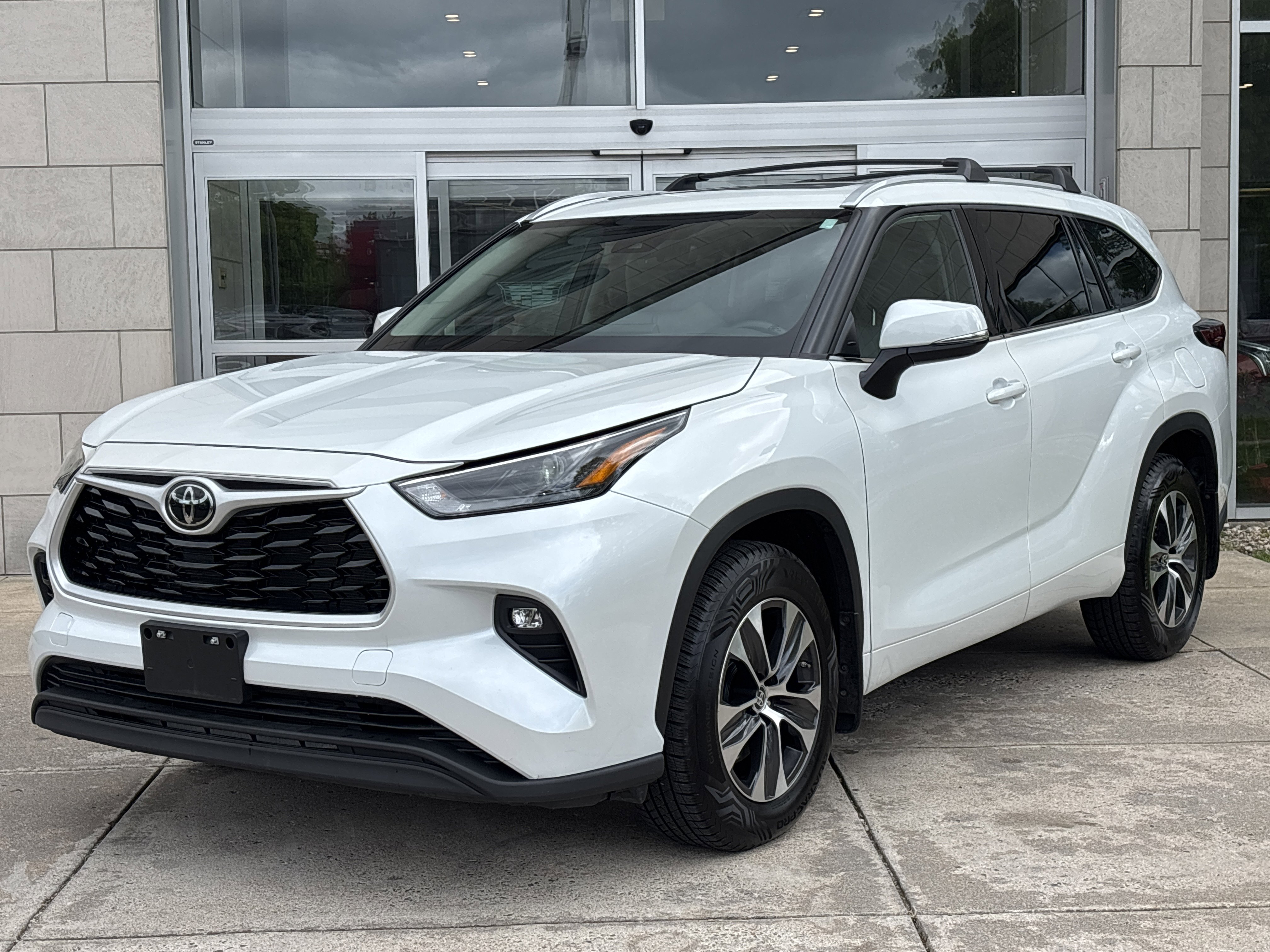 Used 2022 Toyota Highlander XLE AWD/4WD image 12
