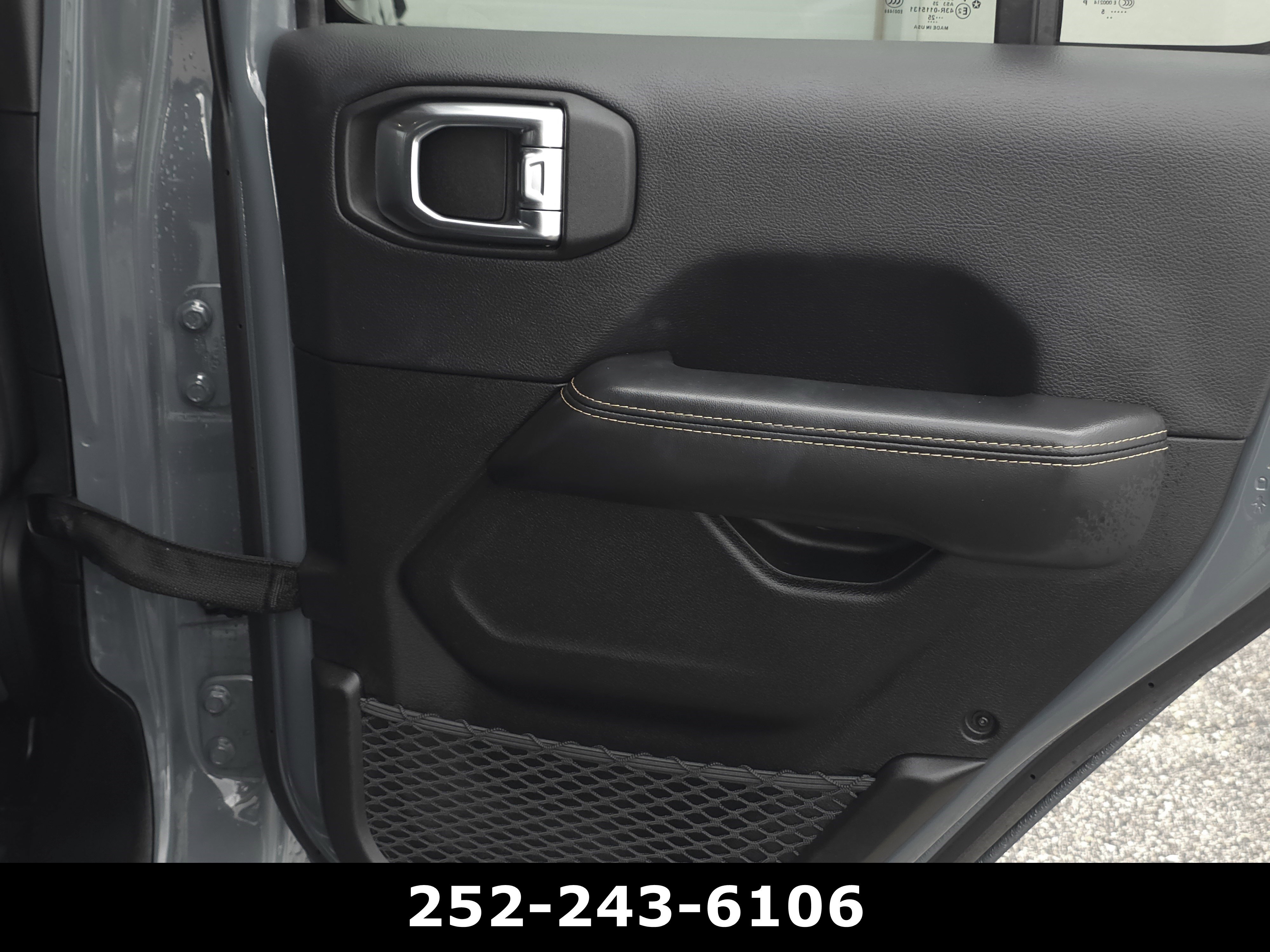 Used 2025 Jeep Wrangler Sahara image 36