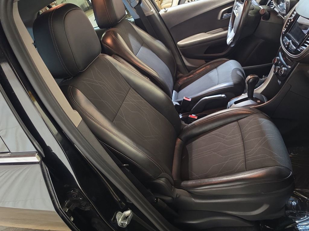 Used 2020 Chevrolet Trax LT w/ LT Convenience Package FWD image 24
