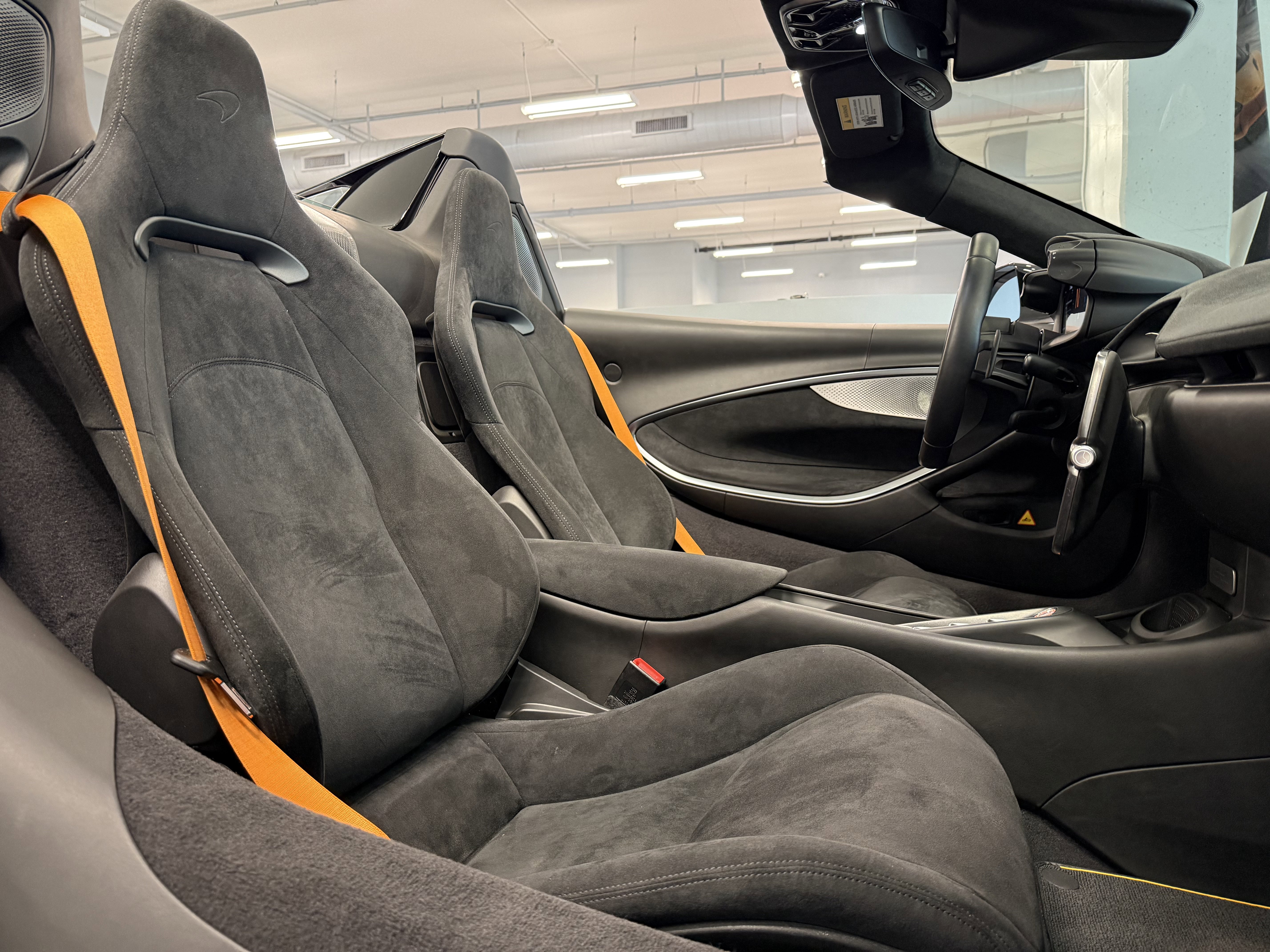 Used 2025 McLaren Artura Spider RWD image 19