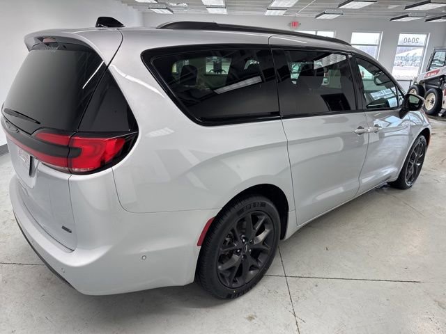 Used 2023 Chrysler Pacifica Touring-L w/ S Appearance Package image 13