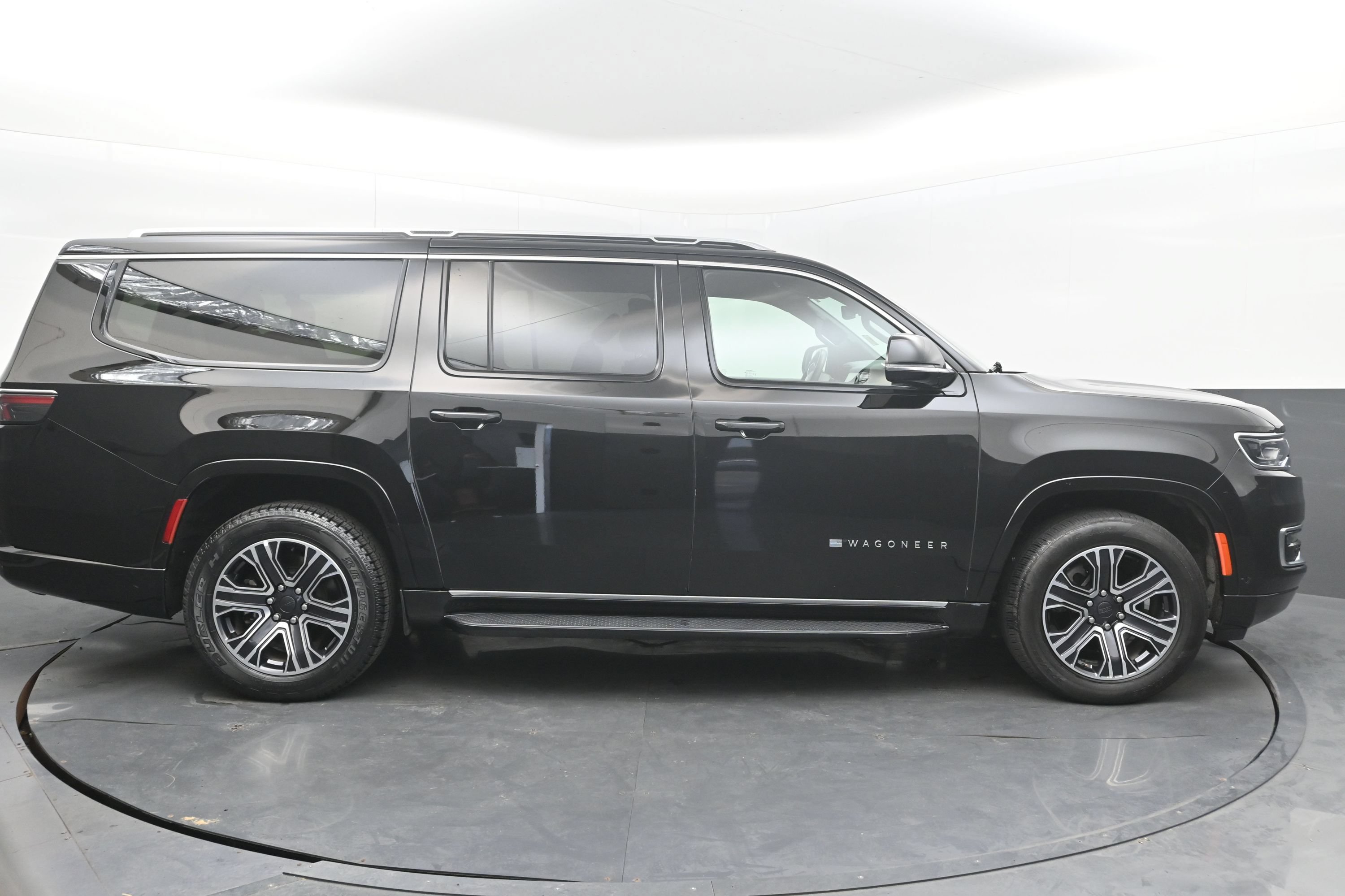 Used 2024 Jeep Wagoneer L Series II RWD image 10