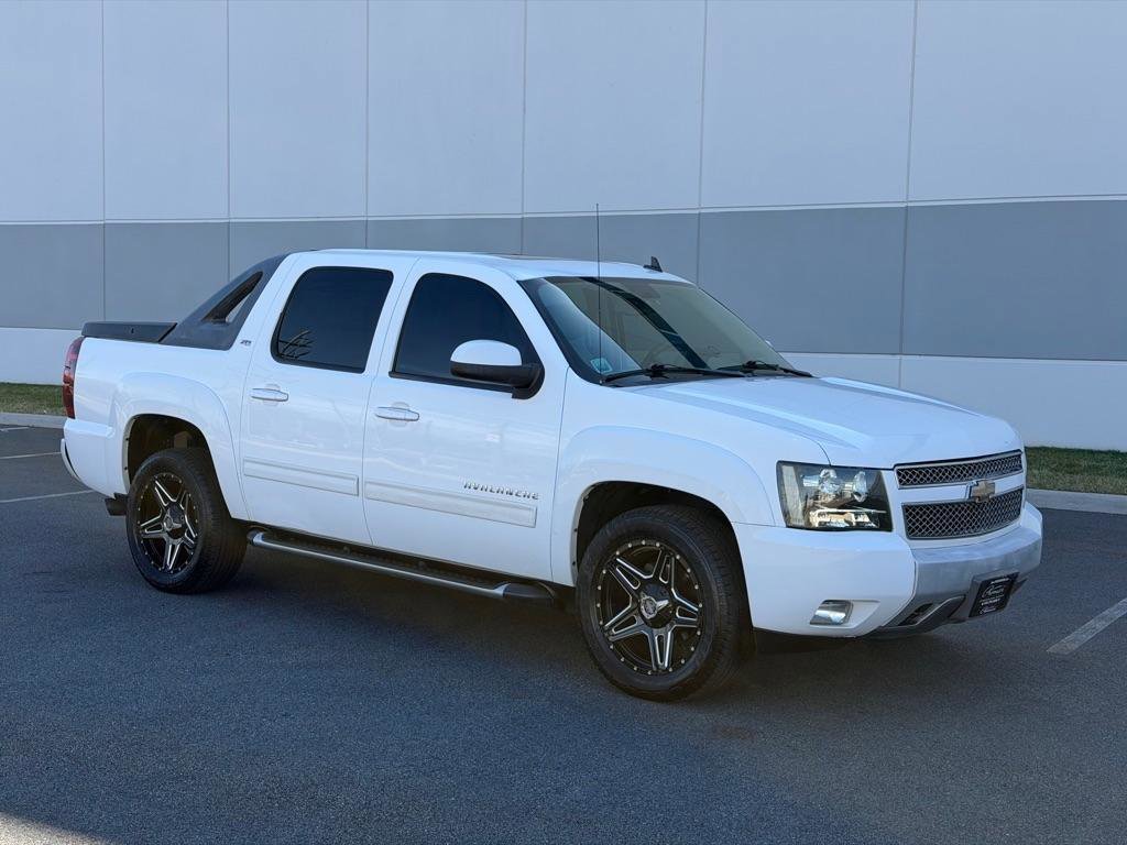 Used 2010 Chevrolet Avalanche LT w/ Suspension Package, Off-Road AWD/4WD image 3