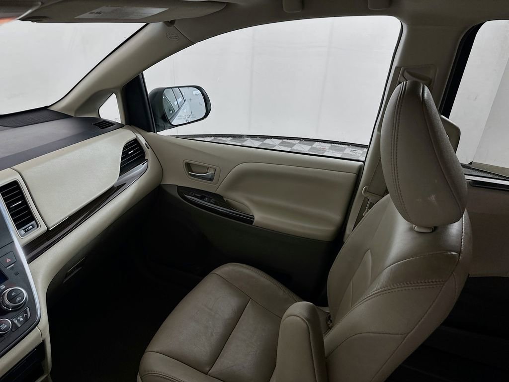 Used 2015 Toyota Sienna XLE Premium image 24