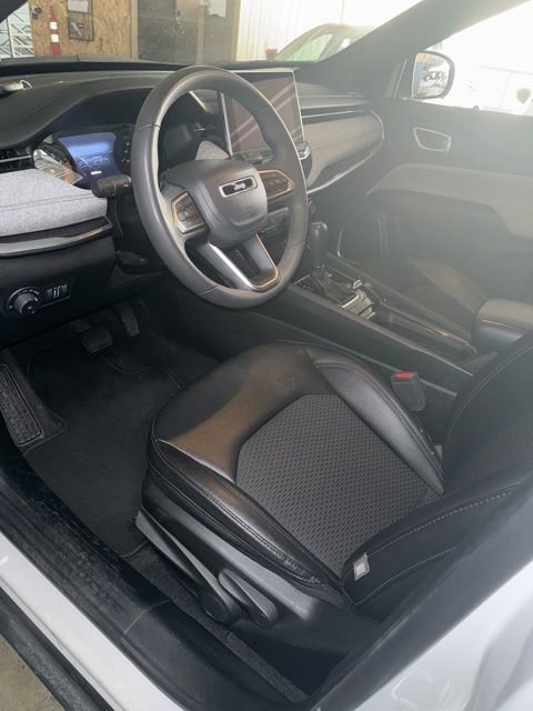 Used 2024 Jeep Compass Latitude image 34